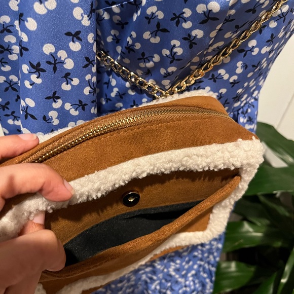 BEARPAW Brown crossbody faux suede & Sherpa purse gold chain - Picture 3 of 5